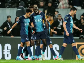 Moussa Marega se retira del campo al recibir insultos racistas por parte de los aficionados rivales Moussa Marega se retira del campo al recibir insultos racistas por parte de los aficionados rivales