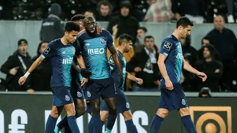 Moussa Marega se retira del campo al recibir insultos racistas por parte de los aficionados rivales Moussa Marega se retira del campo al recibir insultos racistas por parte de los aficionados rivales