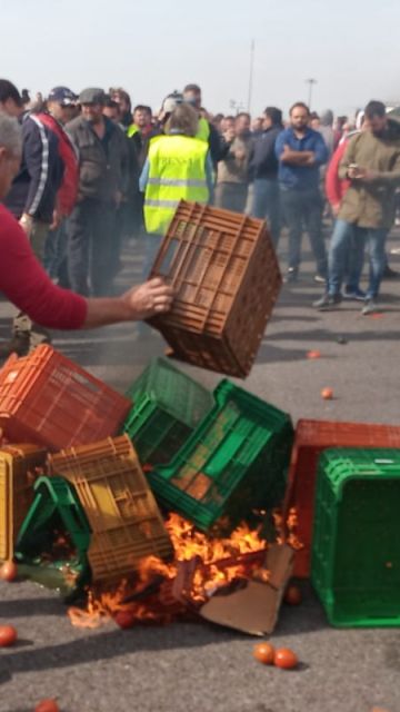 Tensión entre agricultores y guardias civiles en El Ejido