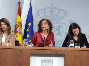 Yolanda Díaz, María Jesús Montero e Irene Montero en la rueda de prensa posterior al Consejo de Ministros