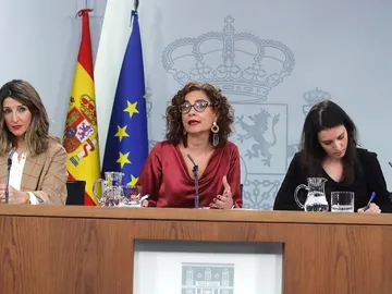 Yolanda Díaz, María Jesús Montero e Irene Montero en la rueda de prensa posterior al Consejo de Ministros Yolanda Díaz, María Jesús Montero e Irene Montero en la rueda de prensa posterior al Consejo de Ministros