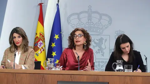 Yolanda Díaz, María Jesús Montero e Irene Montero en la rueda de prensa posterior al Consejo de Ministros Yolanda Díaz, María Jesús Montero e Irene Montero en la rueda de prensa posterior al Consejo de Ministros