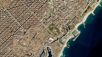 La imagen de satélite ha captado el urbanismo en cuadrícula de Barcelona.
