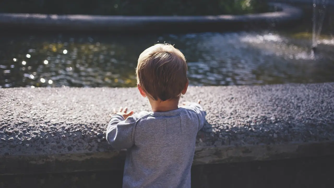Niño de espaldas Niño de espaldas