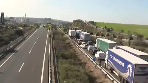 Los agricultores cortan la A-5 a su altura por Navalmoral de la Mata Los agricultores cortan la A-5 a su altura por Navalmoral de la Mata