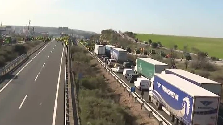 Los agricultores cortan la A-5 a su altura por Navalmoral de la Mata