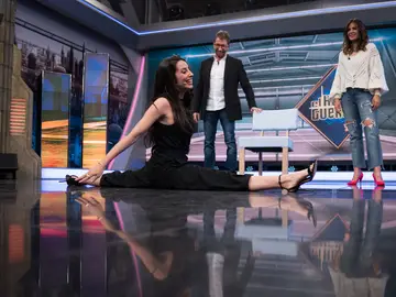 ¡Espectacular!: Almudena Cid mide el plató de 'El Hormiguero 3.0' con sus piernas ¡Espectacular!: Almudena Cid mide el plató de 'El Hormiguero 3.0' con sus piernas