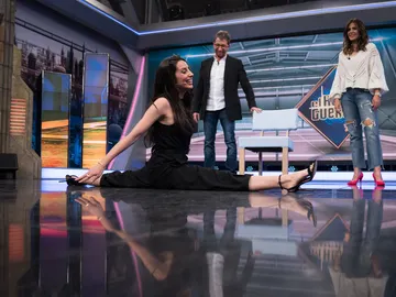 ¡Espectacular!: Almudena Cid mide el plató de 'El Hormiguero 3.0' con sus piernas ¡Espectacular!: Almudena Cid mide el plató de 'El Hormiguero 3.0' con sus piernas
