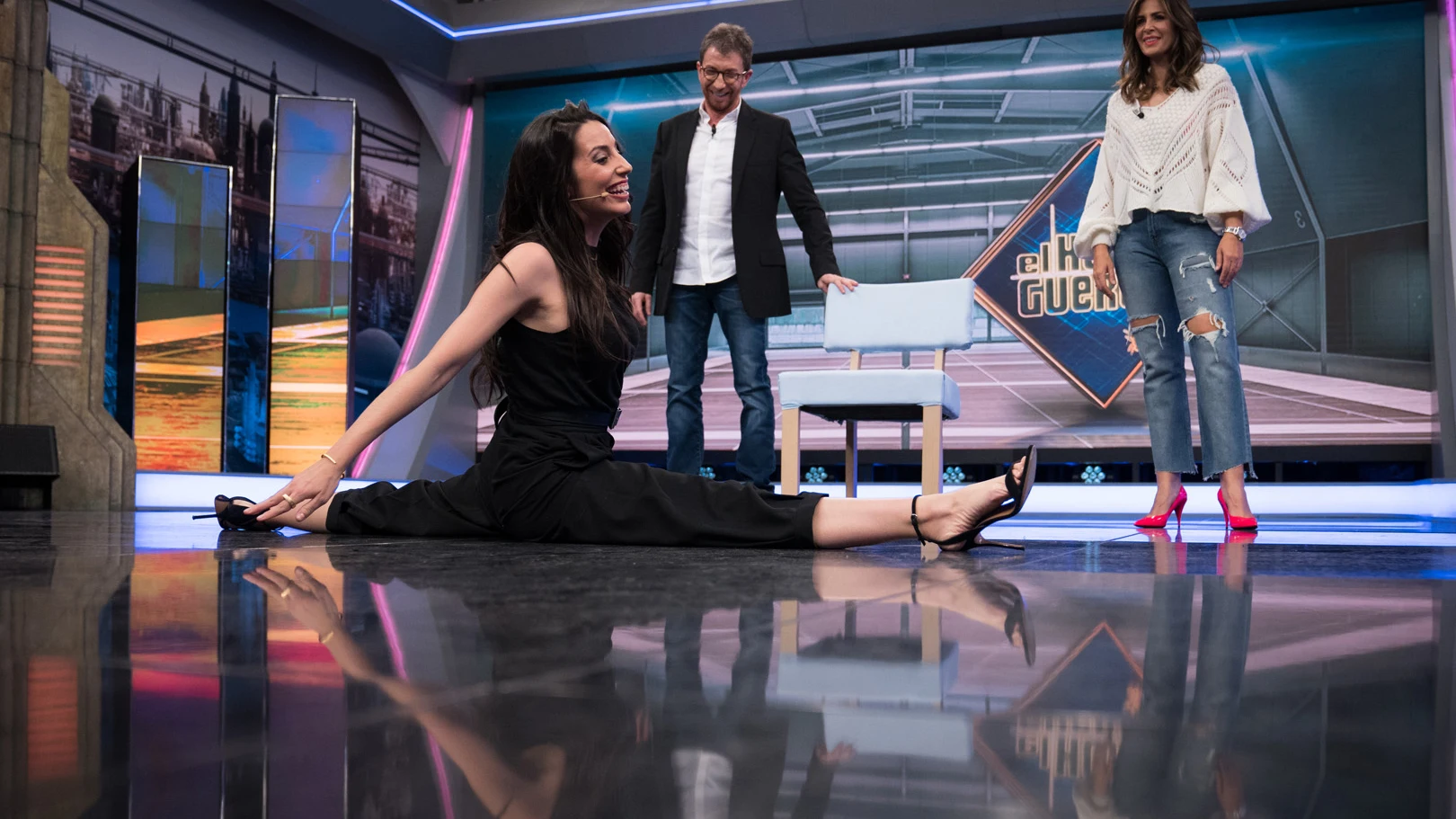 ¡Espectacular!: Almudena Cid mide el plató de 'El Hormiguero 3.0' con sus piernas ¡Espectacular!: Almudena Cid mide el plató de 'El Hormiguero 3.0' con sus piernas