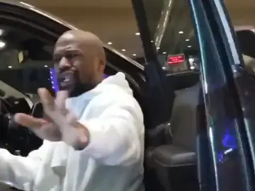 Floyd Mayweather, enfadado con dos aficionadas Floyd Mayweather, enfadado con dos aficionadas