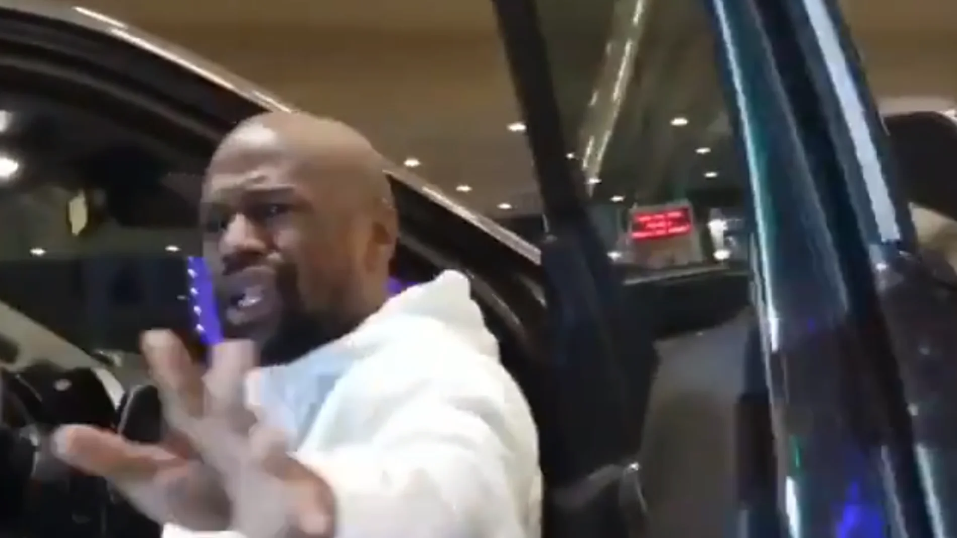 Floyd Mayweather, enfadado con dos aficionadas Floyd Mayweather, enfadado con dos aficionadas