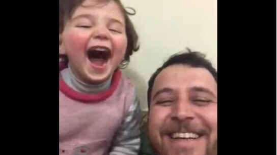 Un padre simula que las bombas en Siria son un juego para hacer re&iacute;r a su hija de cuatro a&ntilde;os