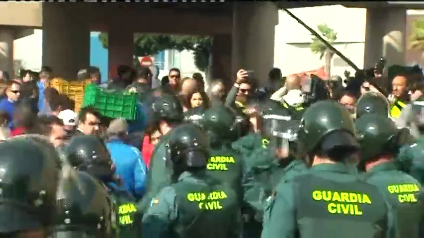 Tensión entre antidisturbios y agricultores en la protesta de El Ejido cuando han cortado la autovía y han lanzado hortalizas a la calzada Tensión entre antidisturbios y agricultores en la protesta de El Ejido cuando han cortado la autovía y han lanzado hortalizas a la calzada