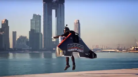 Vince Reffet sobrevuela con su ala delta propulsada la ciudad de Dubai Vince Reffet sobrevuela con su ala delta propulsada la ciudad de Dubai