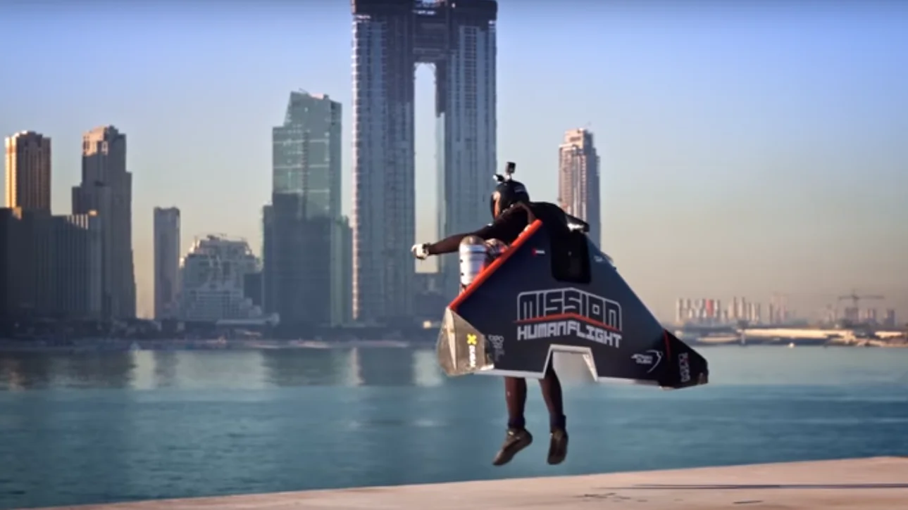 Vince Reffet sobrevuela con su ala delta propulsada la ciudad de Dubai Vince Reffet sobrevuela con su ala delta propulsada la ciudad de Dubai
