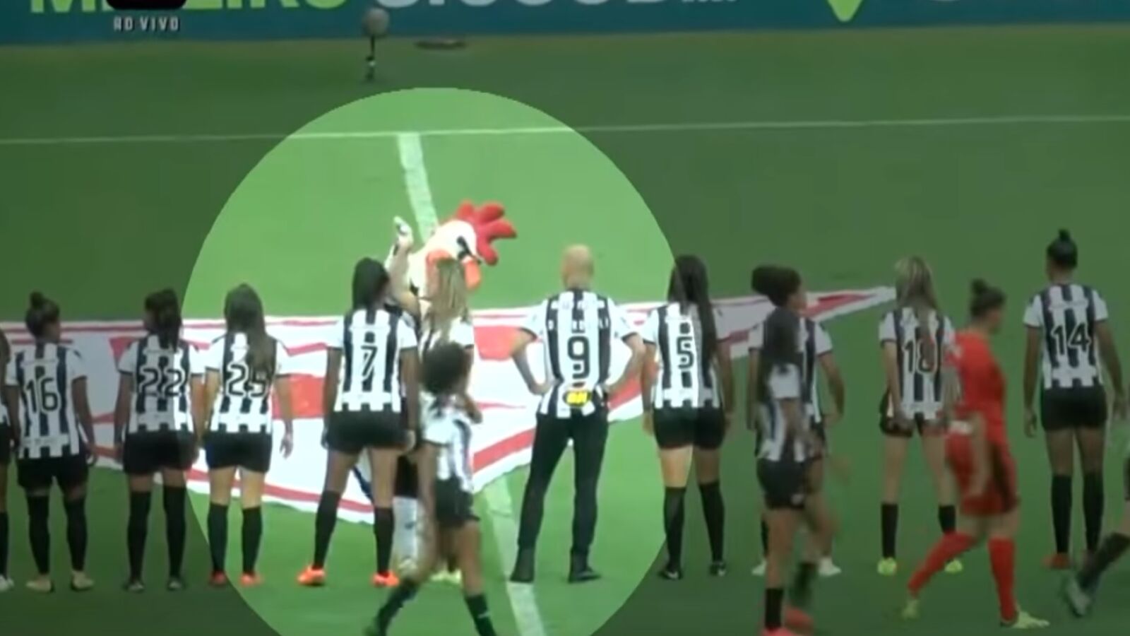 Despiden a la mascota del Atlético Mineiro por un intolerable gesto machista con una futbolista