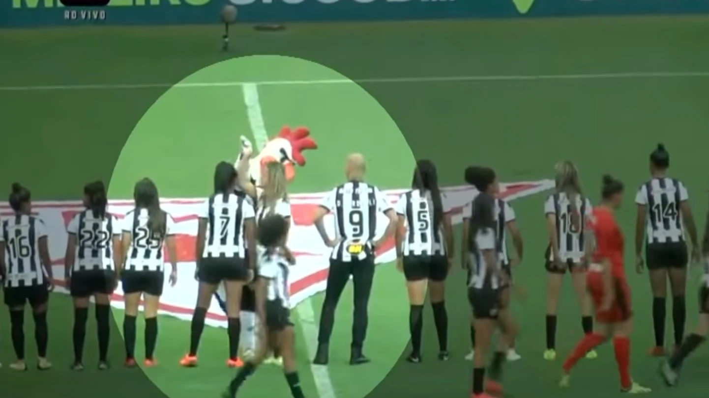 El gesto machista de la mascota del Atlético Mineiro El gesto machista de la mascota del Atlético Mineiro