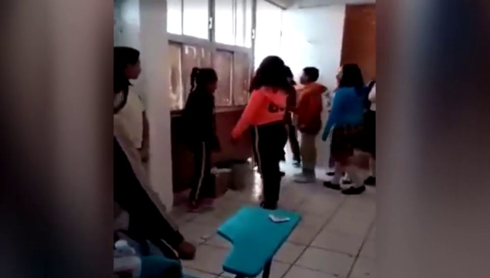 Una niña recibe una brutal paliza y el director del colegio se ríe: "No puedo controlar a 400 muchachos"