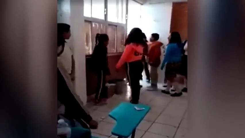 Una ni&ntilde;a recibe una brutal paliza y el director del colegio se r&iacute;e: "No puedo controlar a 400 muchachos"