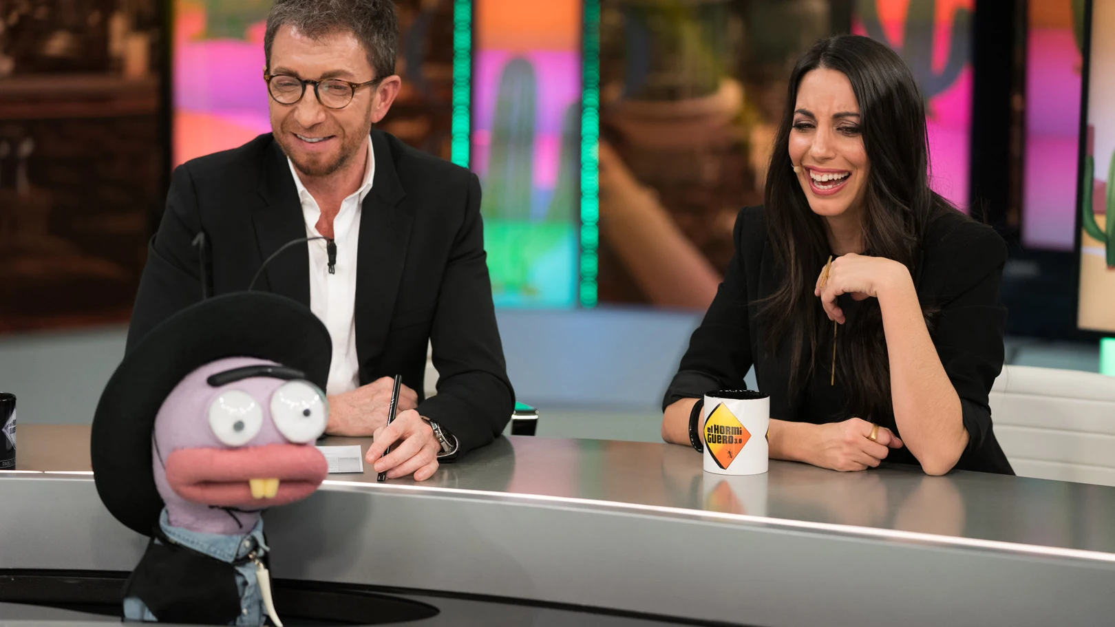 Trancas y Barrancas retan a Almudena Cid con el divertido juego 'Beso o cachetada' Trancas y Barrancas retan a Almudena Cid con el divertido juego 'Beso o cachetada'