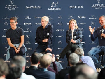 Fabio Capello junto a Arsene Wenger, Jill Ellis y Ruud Gullit