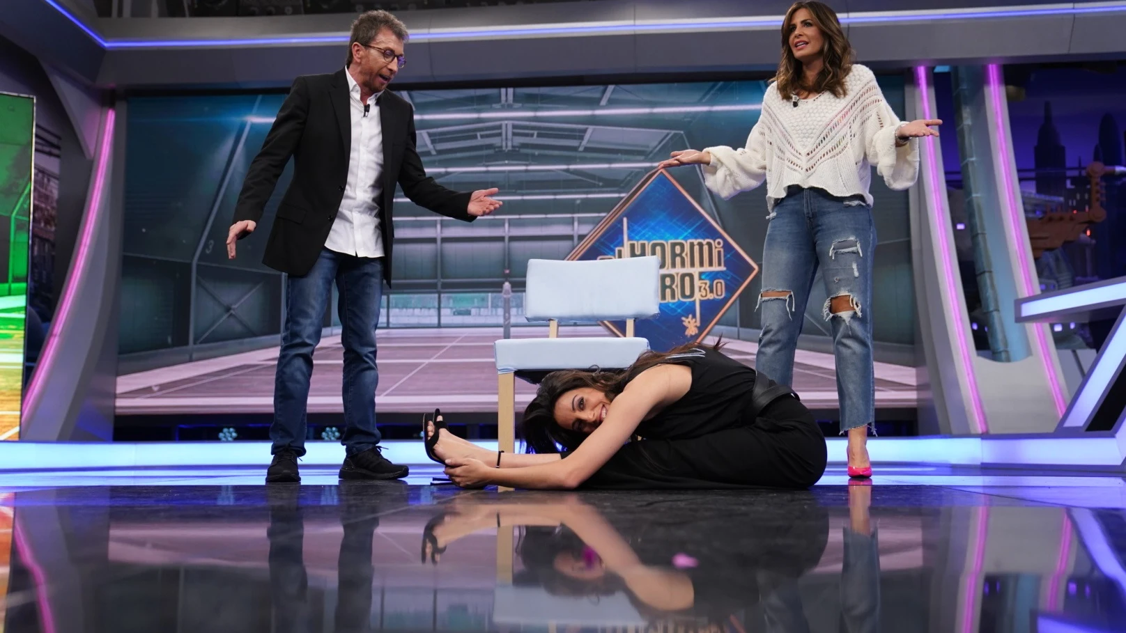 La clase magistral de Almudena Cid a Pablo Motos y Nuria Roca en 'El Hormiguero 3.0' La clase magistral de Almudena Cid a Pablo Motos y Nuria Roca en 'El Hormiguero 3.0'
