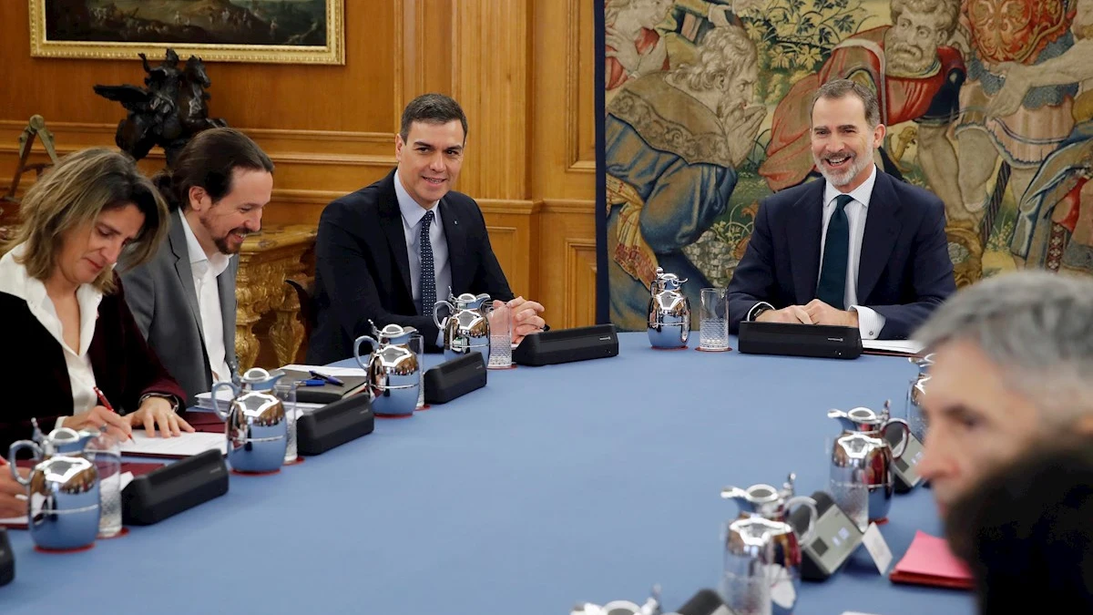 Consejo de Ministros presidido por el rey