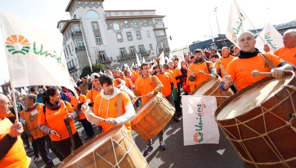 Un grupo de 'tamborreiros' se unen a la protesta de agricultores y ganaderos en A Coruña