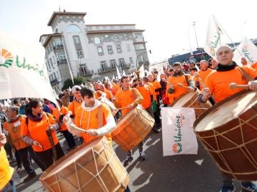 Un grupo de 'tamborreiros' se unen a la protesta de agricultores y ganaderos en A Coruña