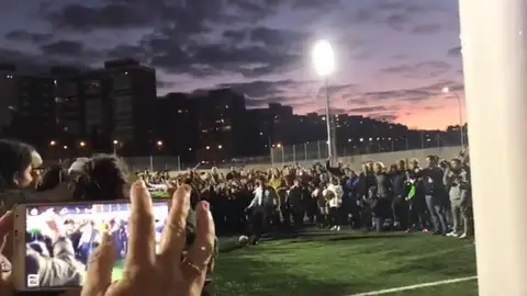 Almeida lanza un penalti en el nuevo campo de fútbol de Sanchinarro Almeida lanza un penalti en el nuevo campo de fútbol de Sanchinarro