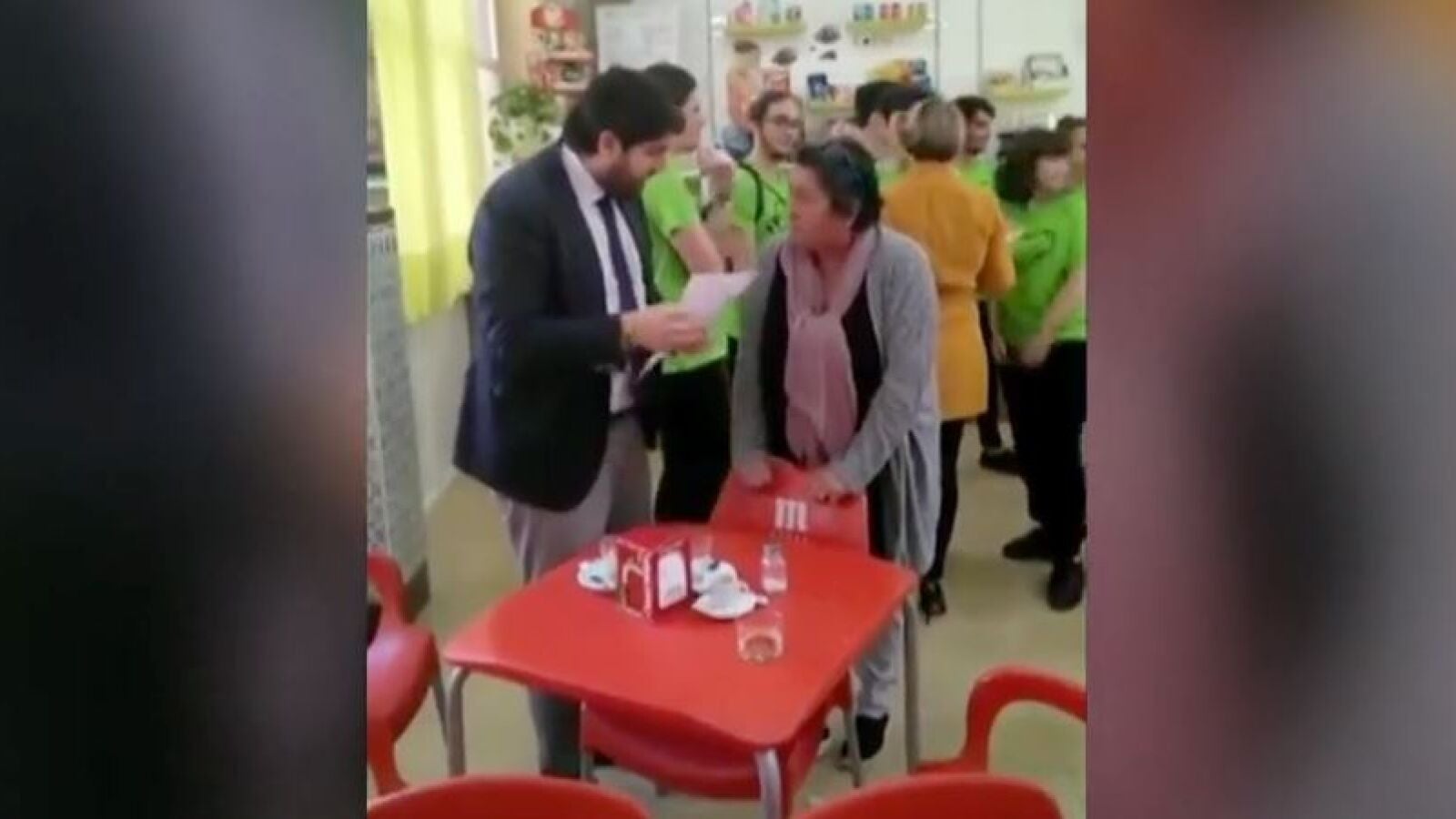 Una madre usa el pin parental en Murcia para no autorizar a su hija a presenciar la visita del presidente autonómico