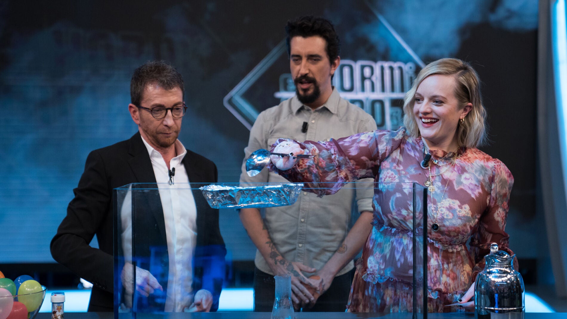 Elizabeth Moss consigue que los objetos floten en el aire en 'El Hormiguero 3.0'