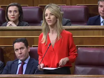 Duro rfirafe entre la vicepresidenta Carmen Calvo y la portavoz del PP Cayetana Álvarez de Toledo que acusa al gobierno de promover una amnistía a los presos del 'procès' Duro rfirafe entre la vicepresidenta Carmen Calvo y la portavoz del PP Cayetana Álvarez de Toledo que acusa al gobierno de promover una amnistía a los presos del 'procès'