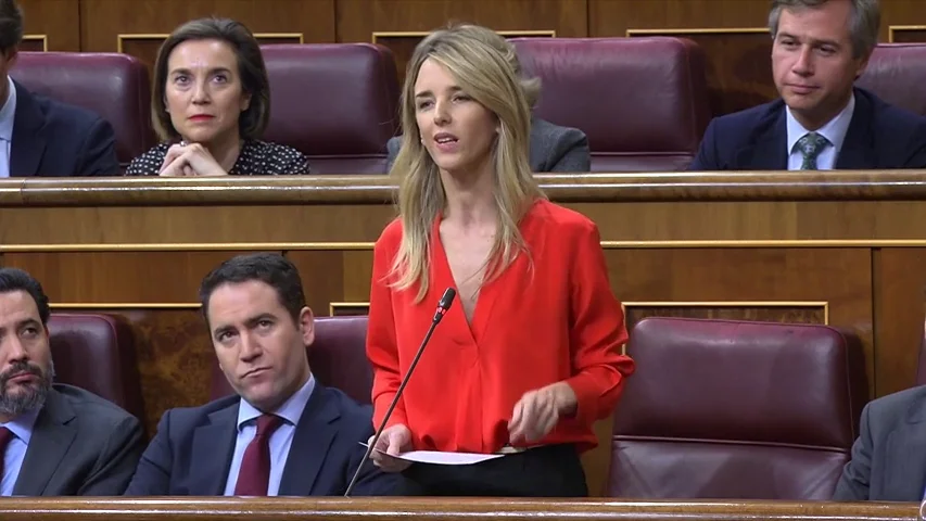 Duro rfirafe entre la vicepresidenta Carmen Calvo y la portavoz del PP Cayetana Álvarez de Toledo que acusa al gobierno de promover una amnistía a los presos del 'procès' Duro rfirafe entre la vicepresidenta Carmen Calvo y la portavoz del PP Cayetana Álvarez de Toledo que acusa al gobierno de promover una amnistía a los presos del 'procès'