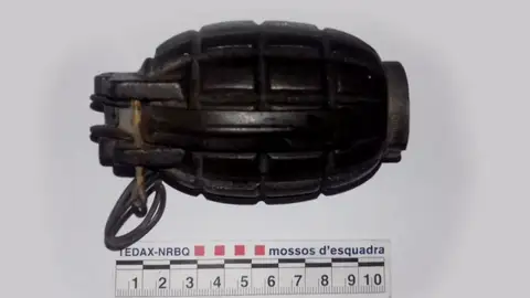 Un hombre lleva una granada a un Punto Verde de Barcelona Un hombre lleva una granada a un Punto Verde de Barcelona