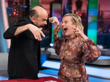 La terrorífica magia de Jandro que deja sin palabras a Elisabeth Moss La terrorífica magia de Jandro que deja sin palabras a Elisabeth Moss