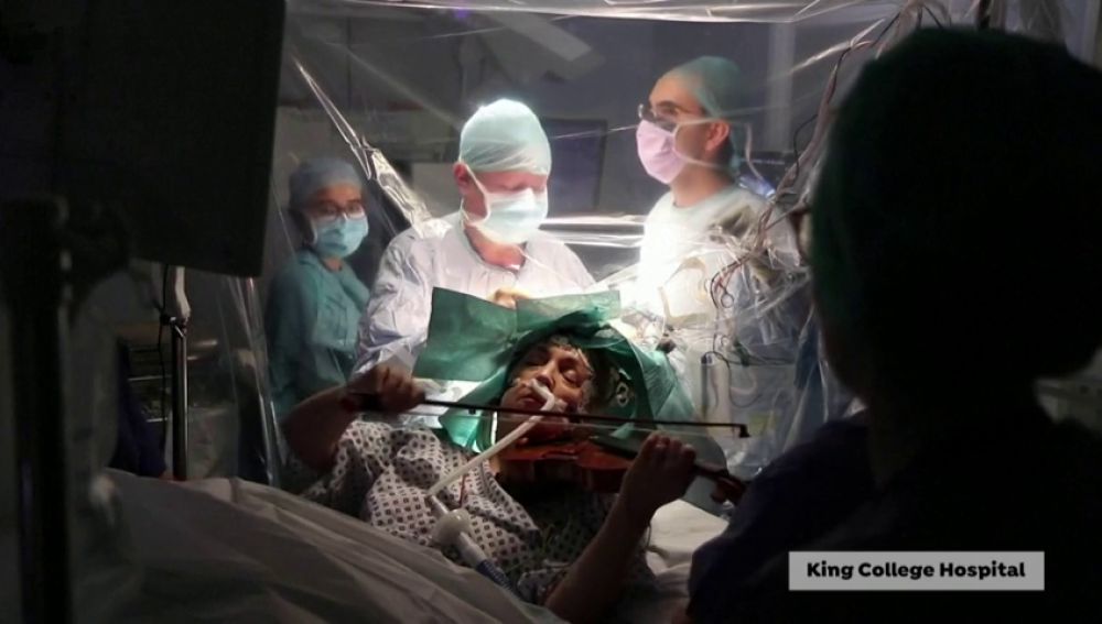 Así es la operación donde una mujer toca el violín mientras le intervienen de un tumor cerebral 