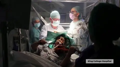 Así es la operación donde una mujer toca el violín mientras le intervienen de un tumor cerebral Así es la operación donde una mujer toca el violín mientras le intervienen de un tumor cerebral