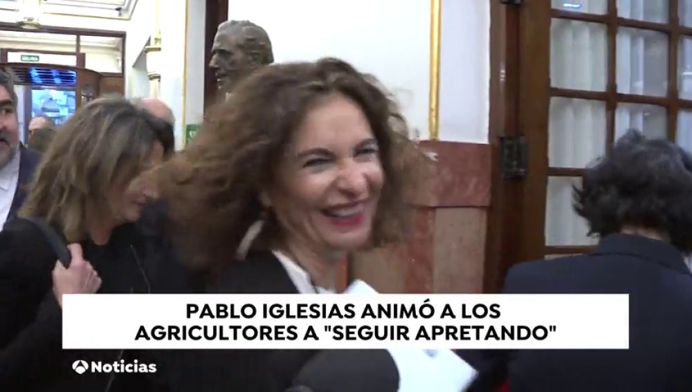El "seguid apretando" de Pablo Iglesias a los agricultores le da risa a la portavoz del Gobierno