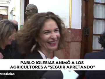 El "seguid apretando" de Pablo Iglesias a los agricultores le da risa a la portavoz del Gobierno