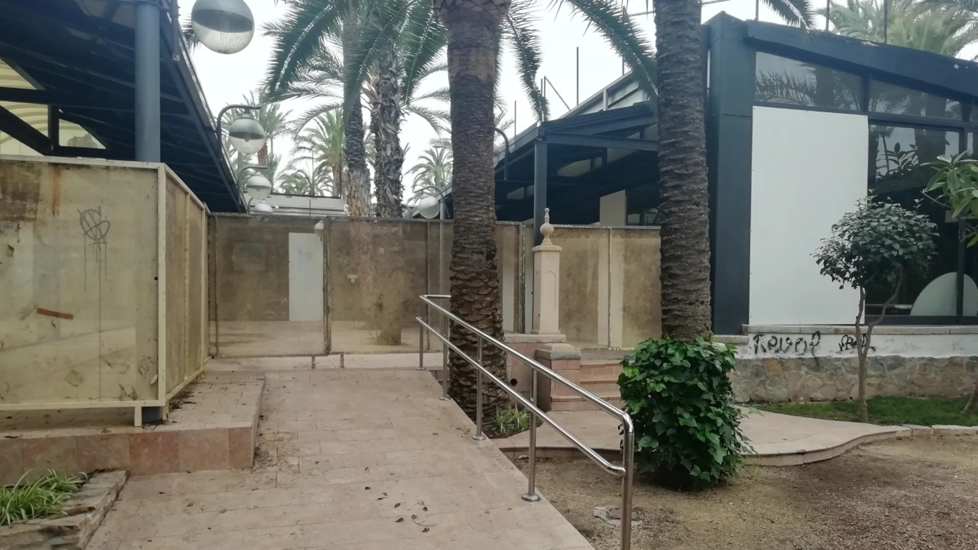 Acceso vallado al restaurante del Parque Municipal de Elche. Acceso vallado al restaurante del Parque Municipal de Elche.