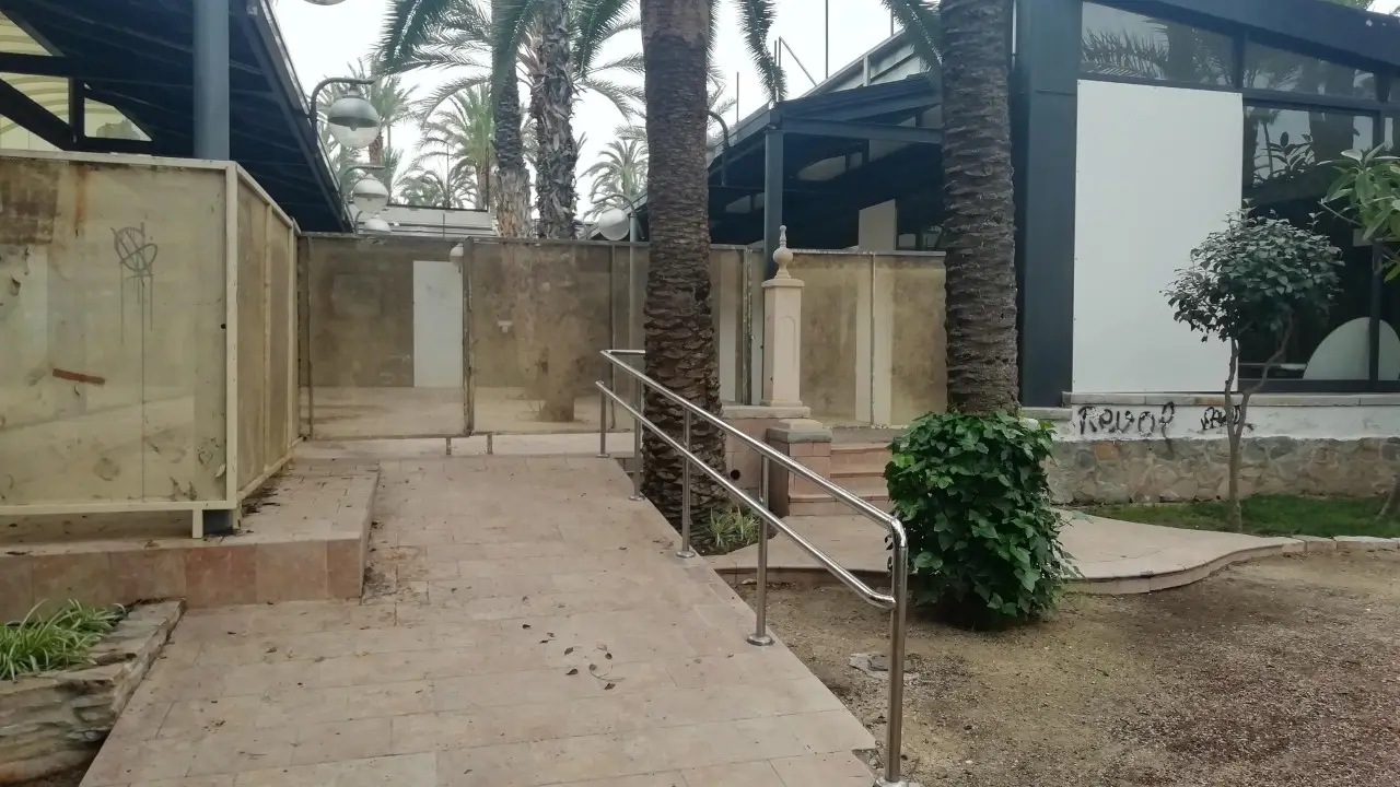 Acceso vallado al restaurante del Parque Municipal de Elche. Acceso vallado al restaurante del Parque Municipal de Elche.