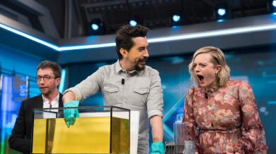 Marron deja a Elizabeth Moss con la boca abierta haciendo desaparecer objetos en 'El Hormiguero 3.0'