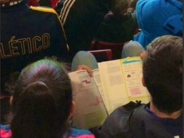 Niño estudiando en el Wanda Metropolitano