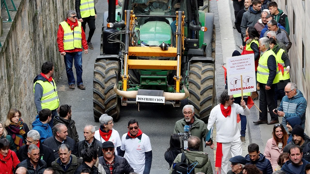 Un tractor ataviado de toro Un tractor ataviado de toro