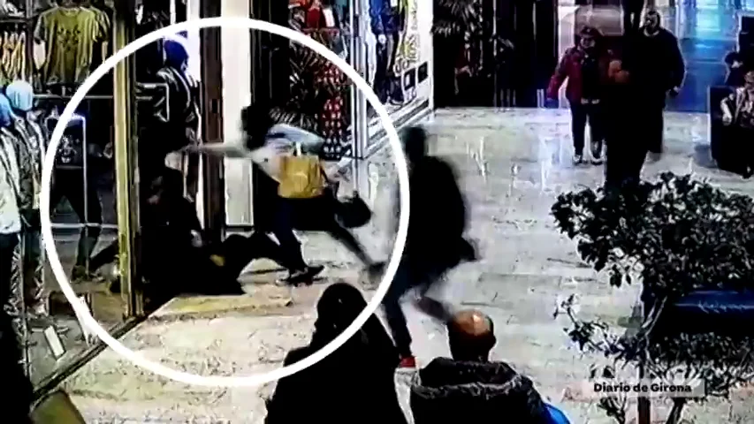 Así detienen los clientes de un centro comercial de La Jonquera a un ladrón Así detienen los clientes de un centro comercial de La Jonquera a un ladrón