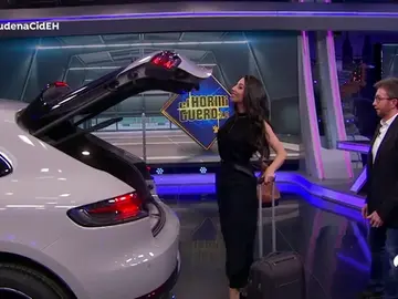 La peculiar forma de Almudena Cid de cerrar el maletero del coche sin manos La peculiar forma de Almudena Cid de cerrar el maletero del coche sin manos