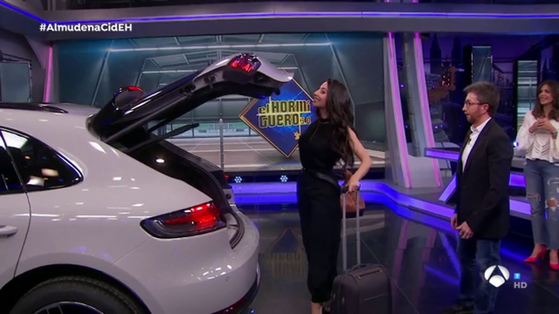 La peculiar forma de Almudena Cid de cerrar el maletero del coche sin manos 