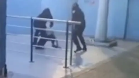 Paliza a las puertas de una discoteca en Xàtiva Paliza a las puertas de una discoteca en Xàtiva