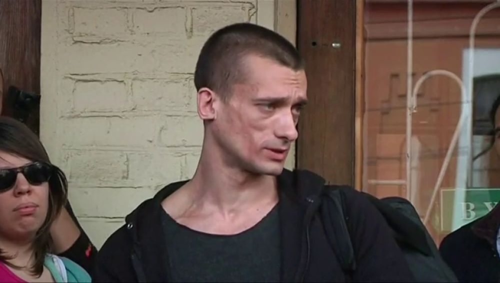 artista ruso Piotr Pavlenski y a su novia por la divulgación del víde